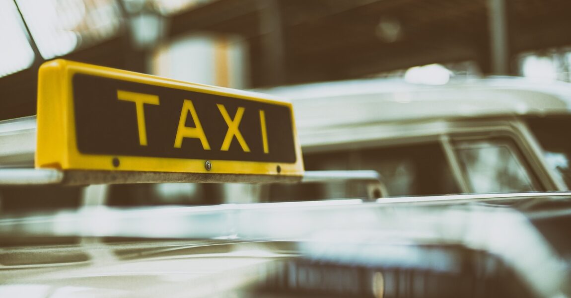 Am BER gibt es nun neue Regelungen für Taxis (Symbolfoto)