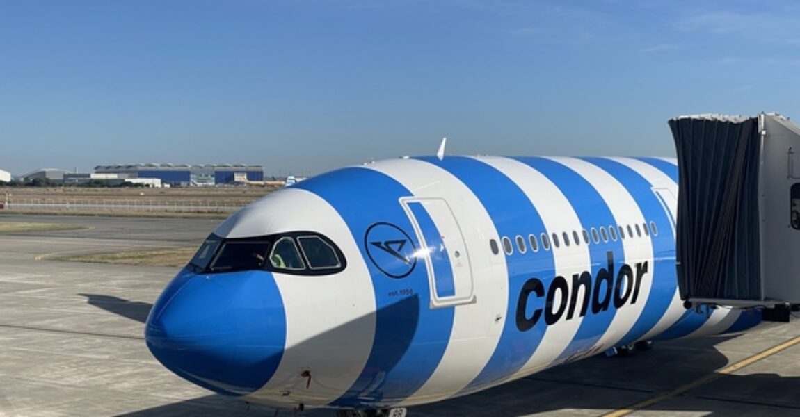 Der neue Airbus A330neo mit der Kennung D-ANRB muss vorerst am Boden bleiben. Ein Flughafenfahrzeug hat die Maschine von Condor gerammt.