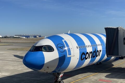 Der neue Airbus A330neo mit der Kennung D-ANRB muss vorerst am Boden bleiben. Ein Flughafenfahrzeug hat die Maschine von Condor gerammt.