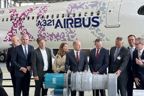 Bundeskanzler Olaf Scholz (SPD,4.v. l), und Volker Wissing (5 v.l. FDP), Bundesminister für Digitales und Verkehr und Robert Habeck (Bündnis 90/Die Grünen), Bundeswirtschaftsminister und Vizekanzler, nehmen an der Konferenz teil.