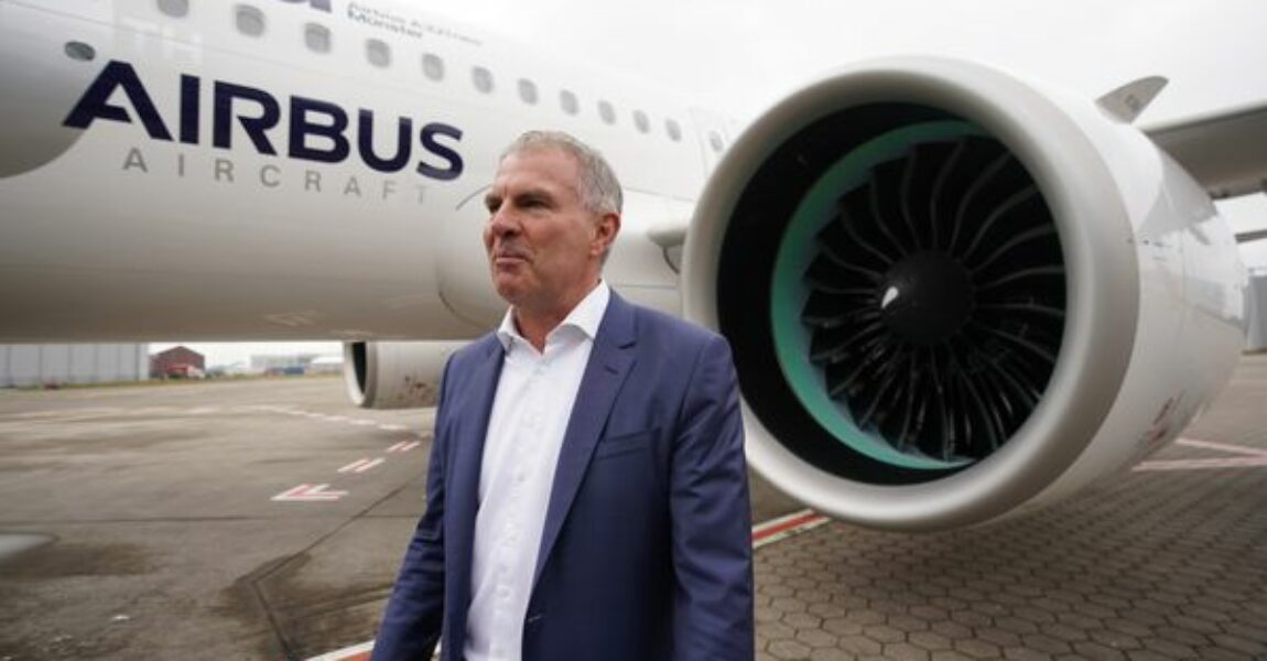 Carsten Spohr, Vorstandsvorsitzender der Deutschen Lufthansa AG, steht vor einem Triebwerk nach der Übergabe des Airbus A321neo „Münster“ an die Lufthansa auf dem Gelände vom Airbus-Werk in Finkenwerder.