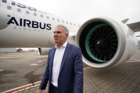 Carsten Spohr, Vorstandsvorsitzender der Deutschen Lufthansa AG, steht vor einem Triebwerk nach der Übergabe des Airbus A321neo „Münster“ an die Lufthansa auf dem Gelände vom Airbus-Werk in Finkenwerder.