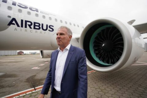 Carsten Spohr, Vorstandsvorsitzender der Deutschen Lufthansa AG, steht vor einem Triebwerk nach der Übergabe des Airbus A321neo „Münster“ an die Lufthansa auf dem Gelände vom Airbus-Werk in Finkenwerder.