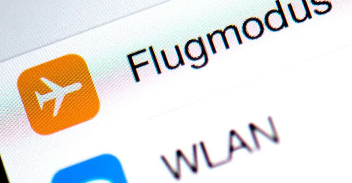 Auf einem iPhone wird in den Einstellungen Flugmodus und WLAN angezeigt. Wie eine Umfrage des Vergleichsportals Verivox ergab, nutzen 38 Prozent der Flugreisenden das Wlan an Bord.