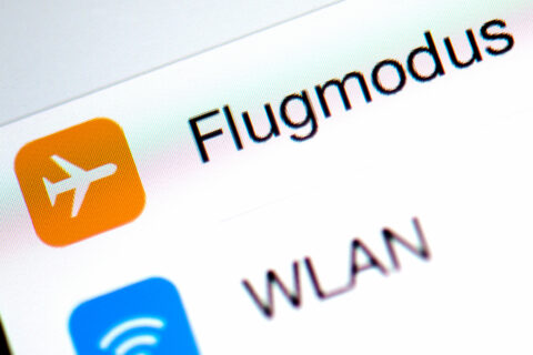Auf einem iPhone wird in den Einstellungen Flugmodus und WLAN angezeigt. Wie eine Umfrage des Vergleichsportals Verivox ergab, nutzen 38 Prozent der Flugreisenden das Wlan an Bord.