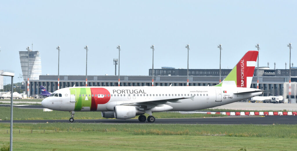 Ein Airbus A320 der portugiesischen Fluggesellschaft TAP rollt am Nord Pier des zukünftigen Hauptstadtflughafens Willy Brandt vorbei. Die portugiesische Regierung hat am Donnerstag die seit längerem erwartete Privatisierung der staatlichen Fluglinie TAP beschlossen.