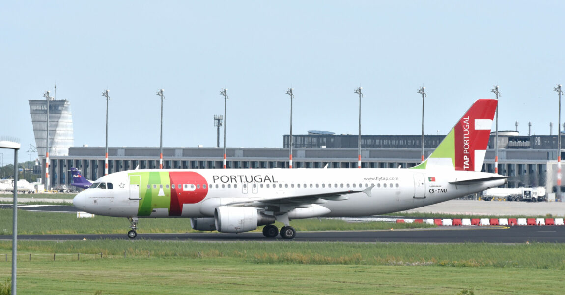 Ein Airbus A320 der portugiesischen Fluggesellschaft TAP rollt am Nord Pier des zukünftigen Hauptstadtflughafens Willy Brandt vorbei. Die portugiesische Regierung hat am Donnerstag die seit längerem erwartete Privatisierung der staatlichen Fluglinie TAP beschlossen.