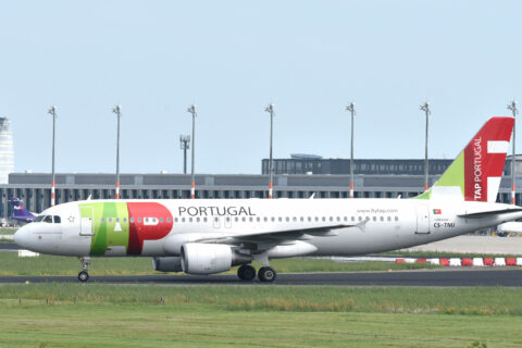  Ein Airbus A320 der portugiesischen Fluggesellschaft TAP rollt am Nord Pier des zukünftigen Hauptstadtflughafens Willy Brandt vorbei. Die portugiesische Regierung hat am Donnerstag die seit längerem erwartete Privatisierung der staatlichen Fluglinie TAP beschlossen.