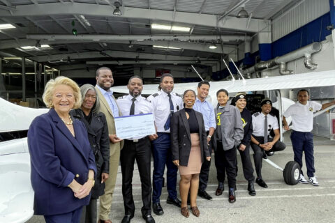 Überreichung des Schecks in Höhe von 450 000 US-Dollar an Fly Compton.