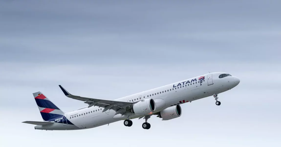 Der neue A321neo von Latam beim Abflug von Airbus in Hamburg nach Santiago de Chile.