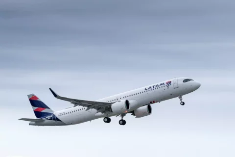 Der neue A321neo von Latam beim Abflug von Airbus in Hamburg nach Santiago de Chile.