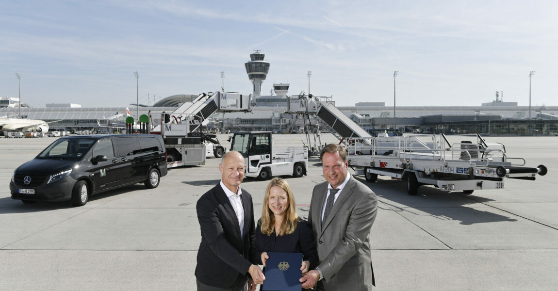 Emissionsfreie Abfertigung bis 2030: Flughafenchef Jost Lammers (l.), Staatssekretärin Daniela Kluckert und AeroGround-Geschäftsführer Helmut Ehrnstraßer.