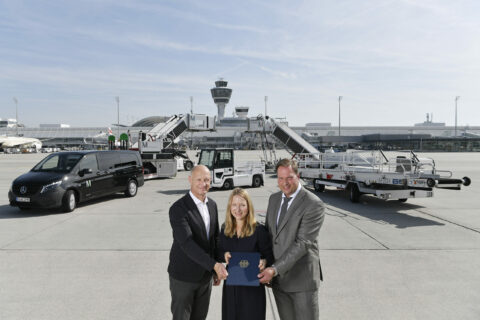 Emissionsfreie Abfertigung bis 2030: Flughafenchef Jost Lammers (l.), Staatssekretärin Daniela Kluckert und AeroGround-Geschäftsführer Helmut Ehrnstraßer.