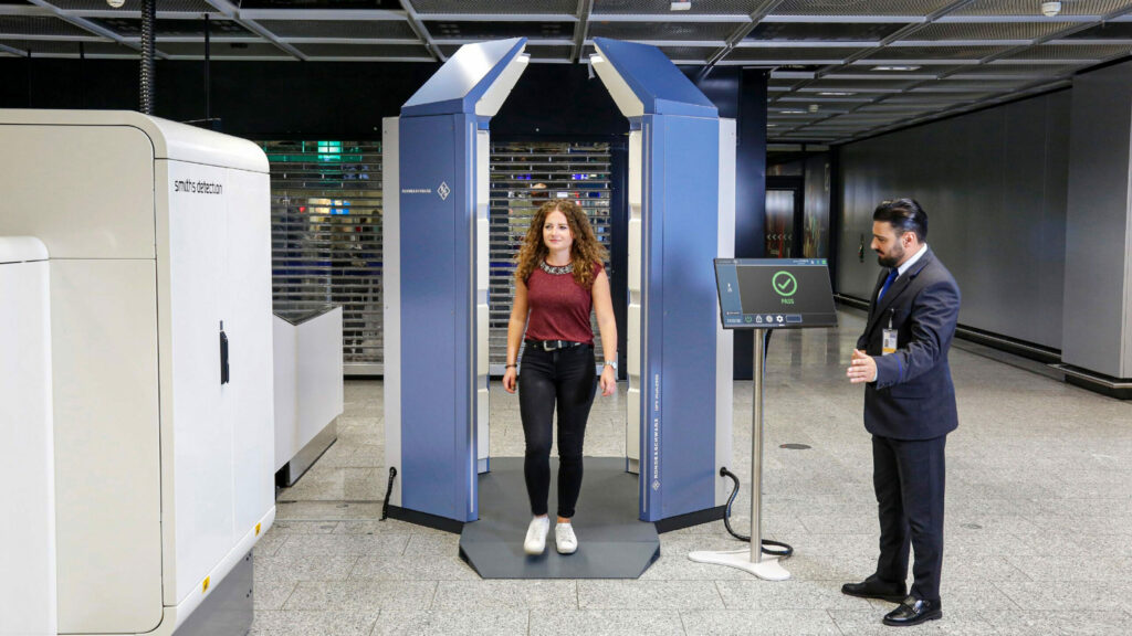 Seit Mitte September läuft am Frankfur- ter Flughafen der Praxistest des QPS Walk2000-Perso- nenscanners. Die Passagiere laufen durch das Gerät, ohne stehen bleiben zu müssen.