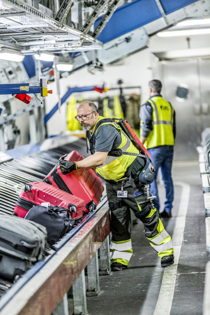 Am Stuttgarter Flughafen sind Gepäckabferti- ger mit einem Exoskelett ausgerüstet, das ihnen