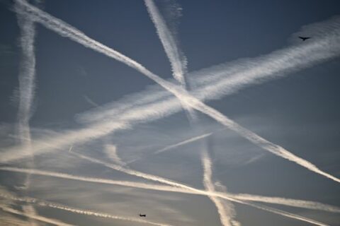 Ein wildes Muster an Kondensstreifen haben Flugzeuge am Himmel über Frankfurt hinterlassen.