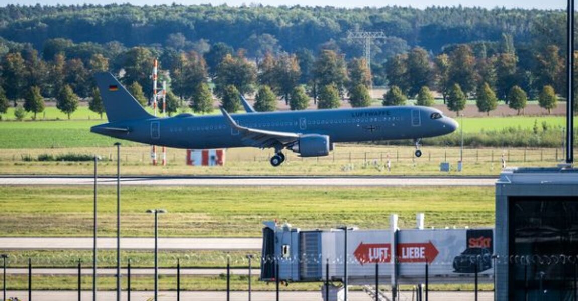 Ein Airbus A321 der Luftwaffe mit Passagieren aus Israel landet am Flughafen BER. Die Bundeswehr hat am Wochenende rund 160 Menschen aus Israel nach Deutschland ausgeflogen.
