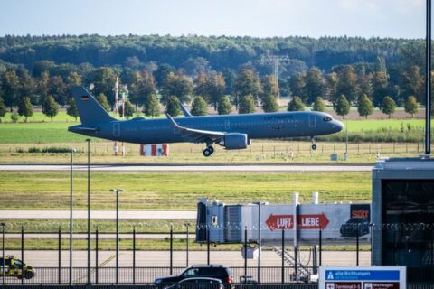 Ein Airbus A321 der Luftwaffe mit Passagieren aus Israel landet am Flughafen BER. Die Bundeswehr hat am Wochenende rund 160 Menschen aus Israel nach Deutschland ausgeflogen.