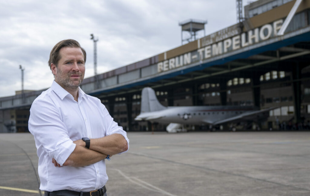 Fabian Schmitz-Grethlein, Geschäftsführer von Tempelhof Projekt GmbH, steht auf dem Vorfeld des ehemaligen Flughafens Tempelhof.