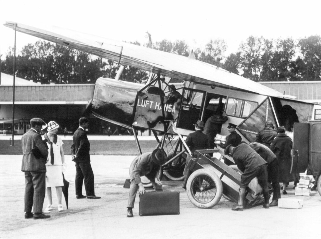 Die am 6. Januar 1926 in Berlin gegründete Deutsche Luft Hansa AG eröffnete am 6. April 1926 ihren Linienflugverkehr vom Flughafen Berlin-Tempelhof mit einem Fokker-Grulich Hochdecker über Halle-Erfurt-Stuttgart nach Zürich.