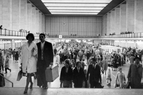 Viel Betrieb in der damals neuen Abfertigungshalle des Flughafens Berlin-Tempelhof kurz nach der Eröffnung am Montagvormittag.
