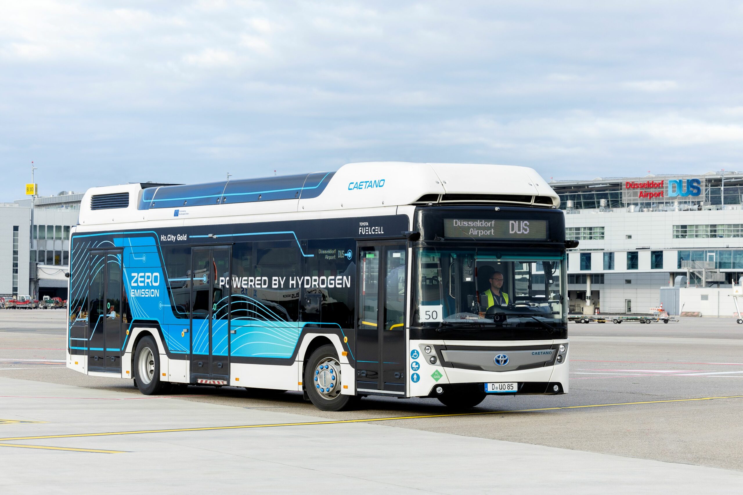 Der Wasser- stoffbus „H2. City Gold“ im Einsatz auf dem Vorfeld des Düsseldor- fer Airports.