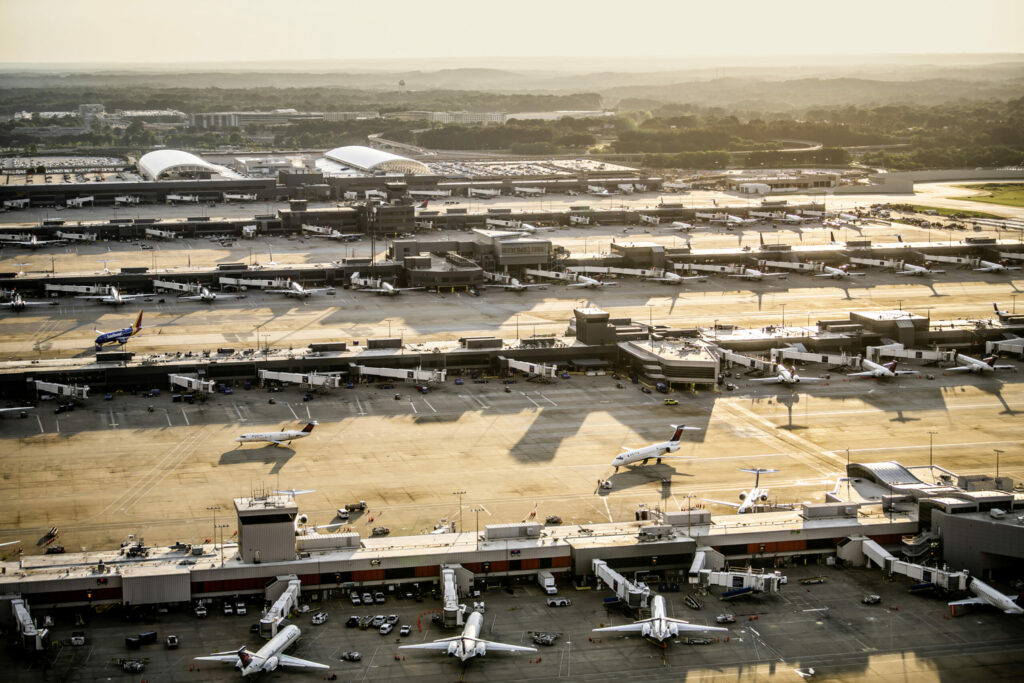 Atlanta: Der größte im Passagierverkehr ist erneut der Heimatflughafen von Delta Air Lines im US-Bundesstaat Georgia, der etwa zwölf Kilometer südlich der Innenstadt liegt.