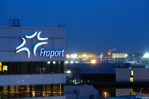 Die Rückkehr der Reiselust hat dem Frankfurter Flughafenbetreiber Fraport im Sommer das lukrativste Quartal seiner Geschichte beschert. 