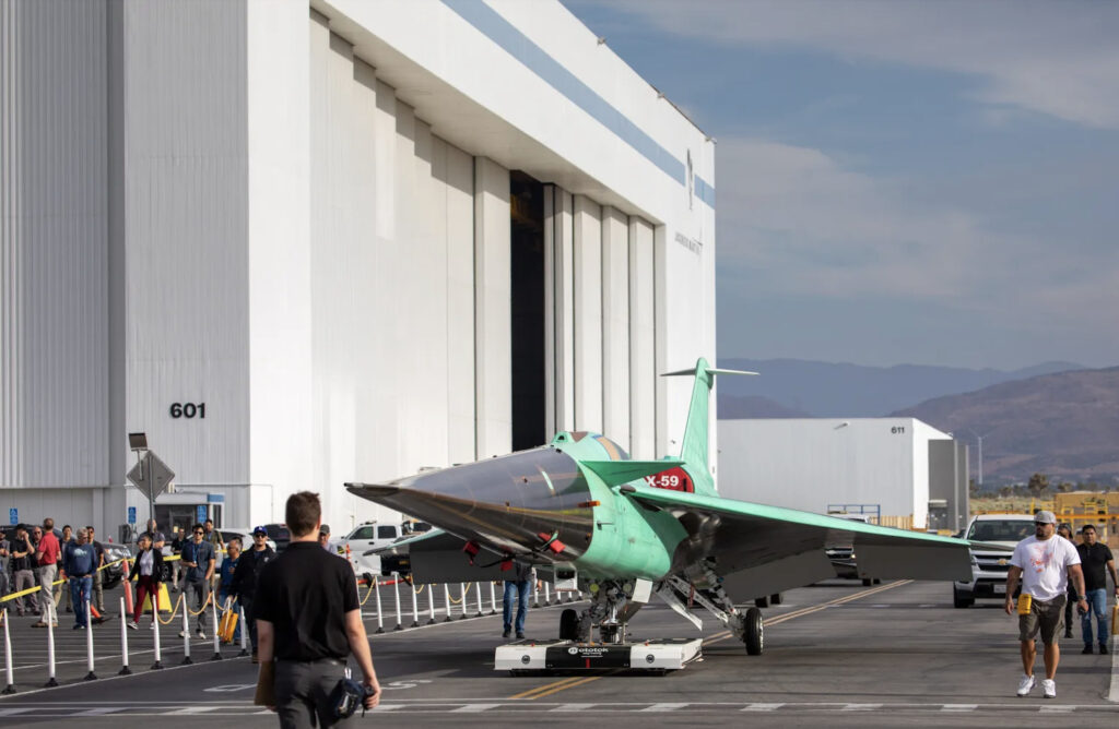 Die X-59 auf dem Weg von der Produktionshalle zur Flightline.