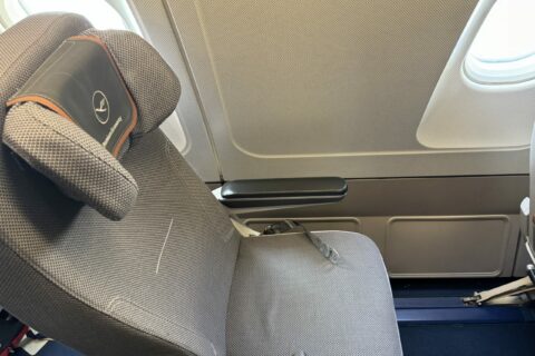 Der Sitz in der Lufthansa Premium Economy Class ist mit deutlich mehr Beinfreiheit ausgestattet.