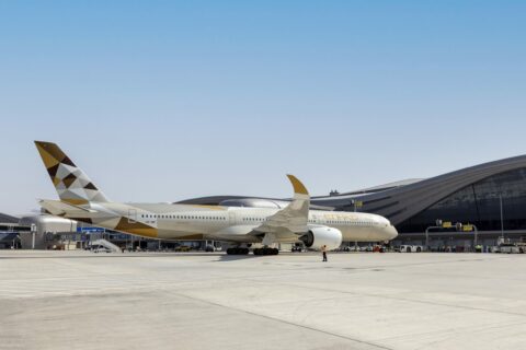 Etihad Airways führte am 31. Oktober den ersten kommerziellen Flug durch und läutete damit die Eröffnung von Terminal A ein.