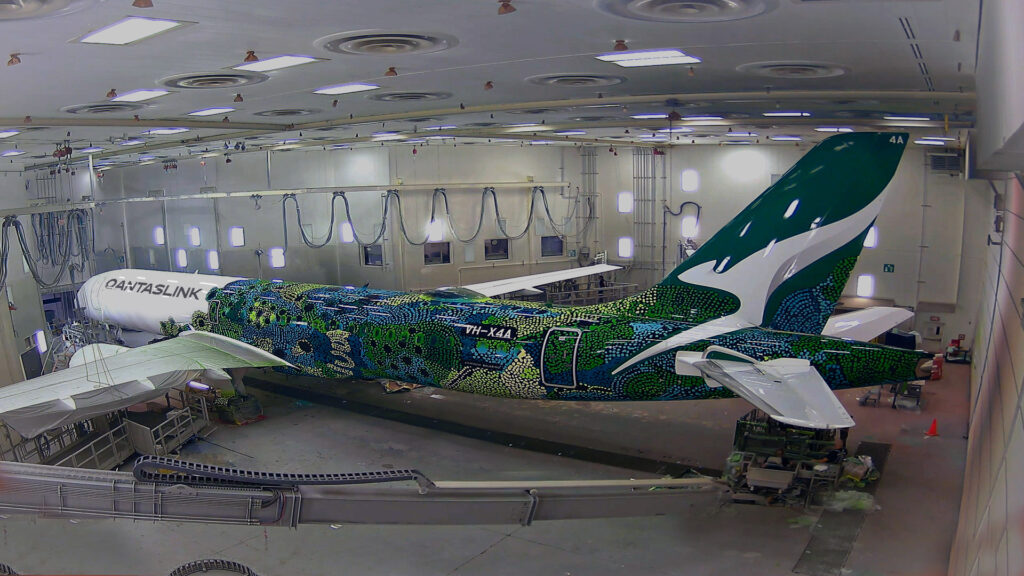 Ihr auffällige Lackierung hat die Qantas-A220 im Paintshop in Mirabel, Kanada, erhalten.