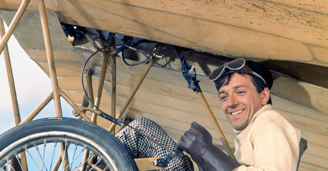 Fliegende Kisten: Der Schauspieler Jean-Pierre Cassel heißt im FIlm Pierre Dubois. Er findet in der winzigen Demoiselle kaum Platz.