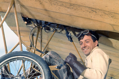 Fliegende Kisten: Der Schauspieler Jean-Pierre Cassel heißt im FIlm Pierre Dubois. Er findet in der winzigen Demoiselle kaum Platz.