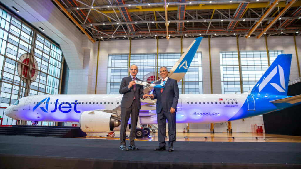 Am 24. November rückte Turkish Airlines in Istanbul ihre neue Tochter AJET ins Rampenlicht. Frisch lackiert präsentierte sich eine A321neo.