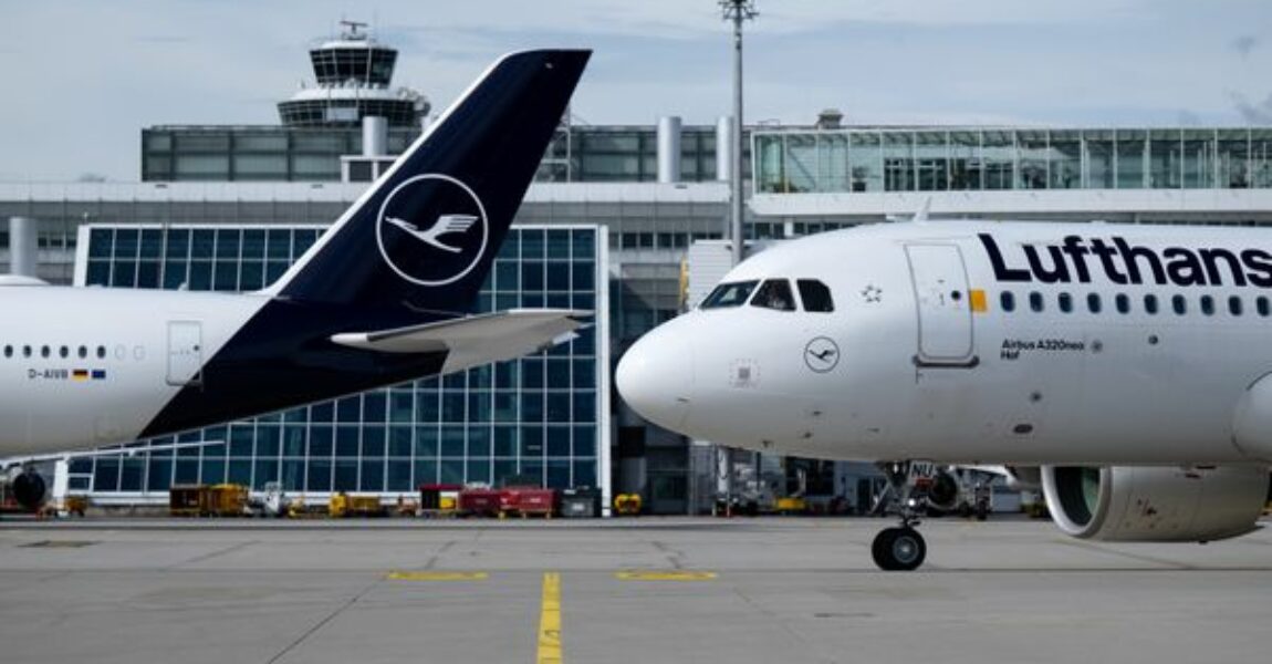 Flugzeuge der Lufthansa stehen am Flughafen München auf dem Rollfeld. 