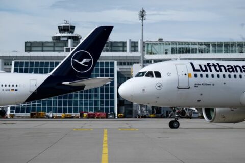 Flugzeuge der Lufthansa stehen am Flughafen München auf dem Rollfeld. 