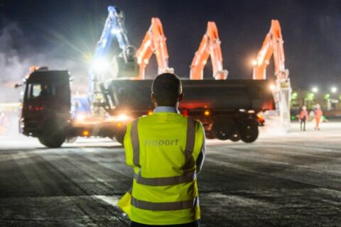 Der Frankfurter Flughafenbetreiber Fraport setzt bei der Rekrutierung neuer Arbeitskräfte auf die Bekannten der eigenen Mitarbeiter und lobt Anwerbeprämien aus.
