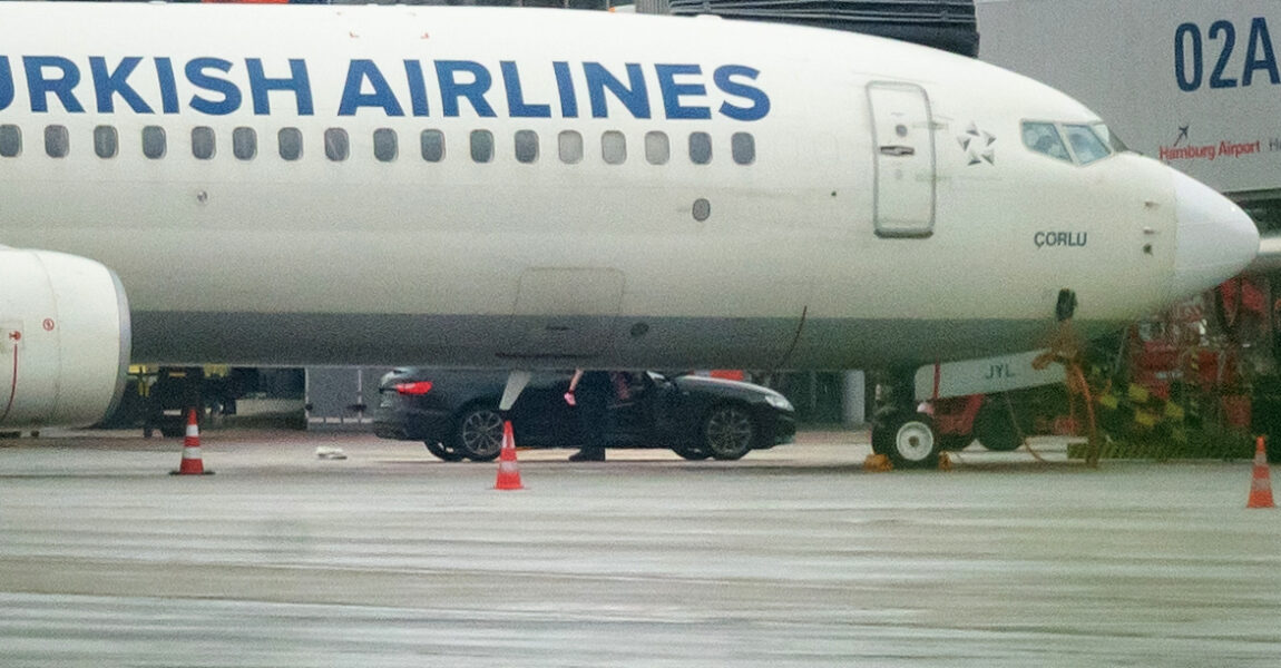 Der Geiselnehmer steigt mit seinem Kind auf dem Arm am Flughafen aus seinem Fahrzeug nahe einem Flugzeug. Ein bewaffneter Mann hatte auf dem Airport seine vierjährige Tochter in seiner Gewalt gehalten. Der bewaffnete Mann, der am Samstagabend mit seinem Auto und seinem vierjährigen Kind auf das Vorfeld des Airports gerast war, sei festgenommen worden, erklärte die Polizei am Sonntag.