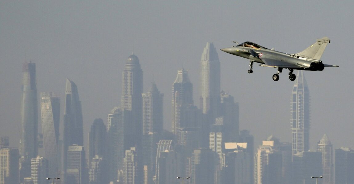 Dubai: Die Skyline der Stadt ist im Hintergrund zu sehen, während ein Dassault Rafale C-Kampfflugzeug der französischen Luftwaffe am Eröffnungstag der Dubai Air Show zur Landung ansetzt. 