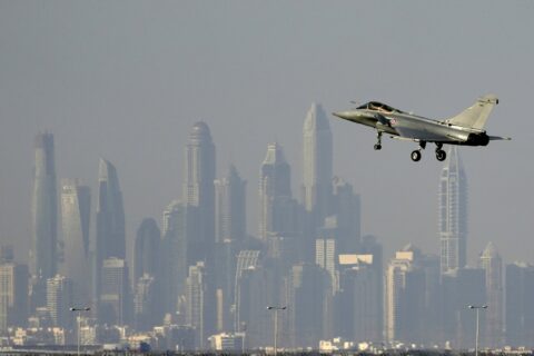 Dubai: Die Skyline der Stadt ist im Hintergrund zu sehen, während ein Dassault Rafale C-Kampfflugzeug der französischen Luftwaffe am Eröffnungstag der Dubai Air Show zur Landung ansetzt. 
