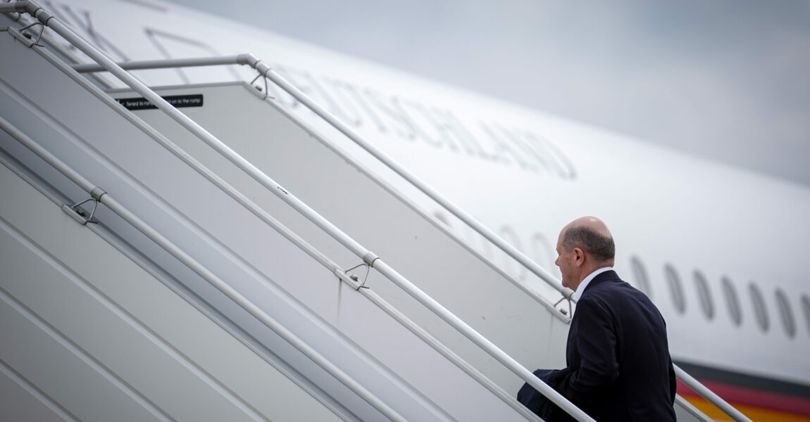 Bundeskanzler Olaf Scholz (SPD) geht nach seinem Besuch des Europäischen Parlaments am Flughafen für den Rückflug nach Berlin die Gangway des Airbus A321 der Luftwaffe hinauf. Bundeskanzler Olaf Scholz (SPD) hat seit Beginn der Legislaturperiode netto fast einen ganzen Monat im Flugzeug verbracht und dabei eine Entfernung weiter als bis zum Mond zurückgelegt oder rechnerisch etwa zwölf mal die Erde umrunde.