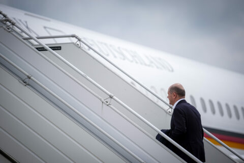 Bundeskanzler Olaf Scholz (SPD) geht nach seinem Besuch des Europäischen Parlaments am Flughafen für den Rückflug nach Berlin die Gangway des Airbus A321 der Luftwaffe hinauf. Bundeskanzler Olaf Scholz (SPD) hat seit Beginn der Legislaturperiode netto fast einen ganzen Monat im Flugzeug verbracht und dabei eine Entfernung weiter als bis zum Mond zurückgelegt oder rechnerisch etwa zwölf mal die Erde umrunde.