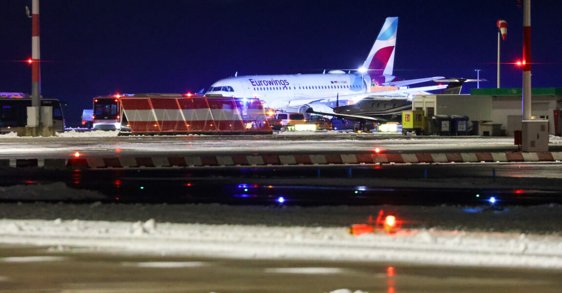 Eine Maschine der Fluggesellschaft Eurowings steht abseits der Terminals auf dem Hamburger Flughafen. Nach Medienberichten soll die Maschine möglicherweise bei Glatteis von der Piste in den Grünstreifen gerutscht sein.
