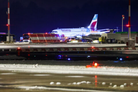 Eine Maschine der Fluggesellschaft Eurowings steht abseits der Terminals auf dem Hamburger Flughafen. Nach Medienberichten soll die Maschine möglicherweise bei Glatteis von der Piste in den Grünstreifen gerutscht sein.