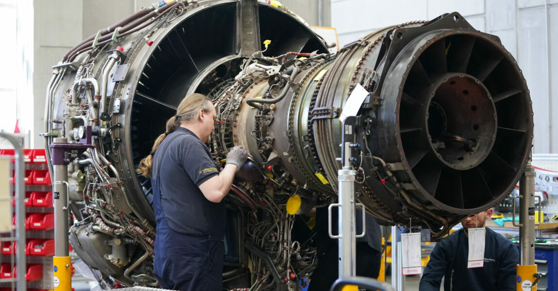 Mitarbeiter arbeiten an einer Flugzeugturbine in der Triebwerksüberholungswerkstatt auf dem Gelände der Lufthansa Technik AG. Die Lufthansa will ihre Wartungssparte komplett behalten. 