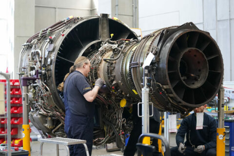 Mitarbeiter arbeiten an einer Flugzeugturbine in der Triebwerksüberholungswerkstatt auf dem Gelände der Lufthansa Technik AG. Die Lufthansa will ihre Wartungssparte komplett behalten. 