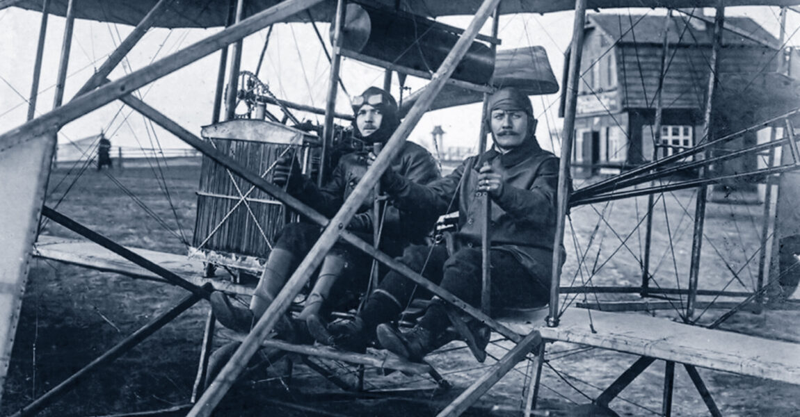 Ein modifiziertes Wright Model B steht um 1911/12 auf dem Flugfeld Berlin-Teltow. Rechts im Bild sitzt Gustav Witte (Lizenz-Nr. 97),
ein Postbote, der sich mit seinen Ersparnissen eine ausgemusterte Wright-Maschine kaufte und damit als Fluglehrer arbeitete.