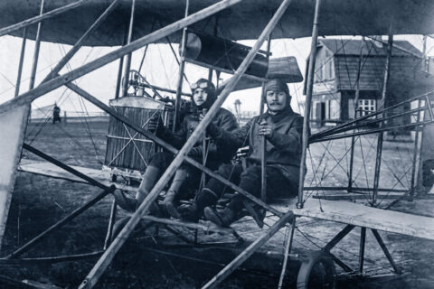 Ein modifiziertes Wright Model B steht um 1911/12 auf dem Flugfeld Berlin-Teltow. Rechts im Bild sitzt Gustav Witte (Lizenz-Nr. 97),
ein Postbote, der sich mit seinen Ersparnissen eine ausgemusterte Wright-Maschine kaufte und damit als Fluglehrer arbeitete.
