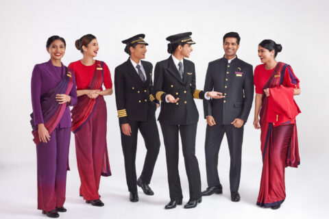 Kabinen- und Cockpitcrews der Air India erhalten neue Uniformen. 